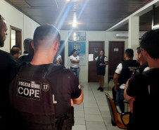 Policiais civis em instrução, antes de partir para o local