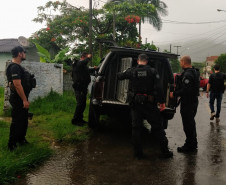 viatura da pcpr e policiais em operação na chuva