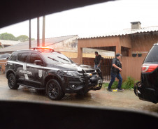 viatura da pcpr e policiais em operação na chuva