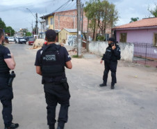 policiais em operação