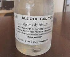 Frasco de álcool em gel sobre uma mesa