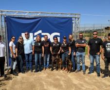 Policiais civis e demais participantes do evento posando para foto