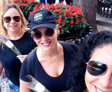 Três mulheres posando para foto