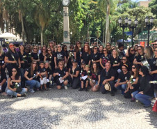 Grupo de mulheres posando para foto