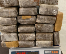 Dezenas de tabletes de droga sobre uma balança