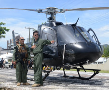 Policiais civis do GOA ao lado do helicóptero