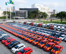 Veículos entregues pelo Governo, no estacionamento do Palácio Iguaçu.