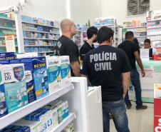 Policiais civis fiscalizando farmácia