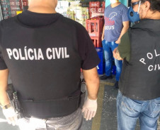 Policiais civis reallizando a ação