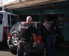 Policiais civis realizando a ação