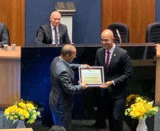 Delegado recebendo o diploma