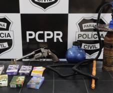 Sobre uma mesa, produtos apreendidos em posse do suspeito