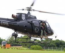 Helicóptero da polícia civil levantando voo