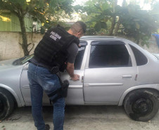 Policial civil averiguando automóvel