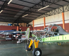 Peças de avião apreendidas, no interior de um hangar