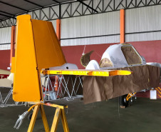 Peças de avião apreendidas, no interior de um hangar