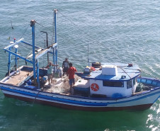 Barco com pescadores