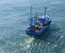Barco com pescadores