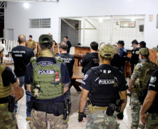 Diversos policiais reunidos em momento de instrução para a operação
