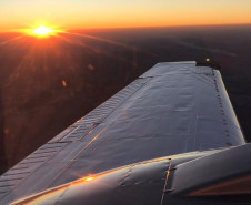 Aeronave em operação ao pôr-do-sol