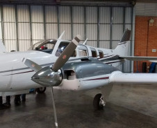 Aeronave no interior de um hangar