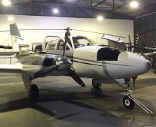 Aeronave em hangar