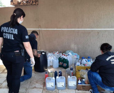 Equipe policial verificando o produto