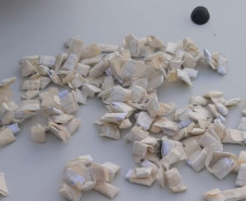 Dezenas de trouxas de droga sobre o capô de um veículo