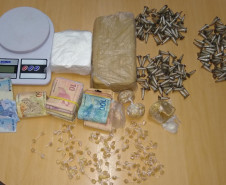 Diversos materiais apreendidos, sobre uma mesa