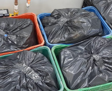Diversos frascos empacotados dentro de caixas plásticas