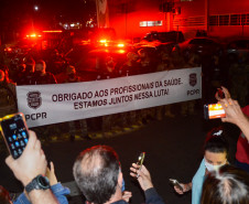 Policiais civis expõe faixa homenageando profissionais da saúde