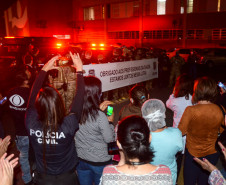 Policiais civis expõe faixa homenageando profissionais da saúde