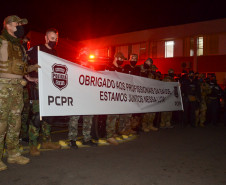 Policiais civis expõe faixa homenageando profissionais da saúde