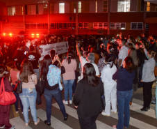 Policiais civis expõe faixa homenageando profissionais da saúde