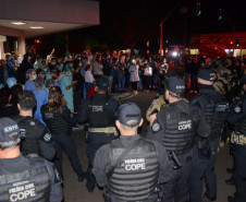 Policiais civis expõe faixa homenageando profissionais da saúde