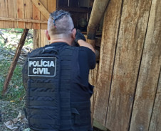 Policial civil averiguando local