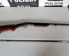 Arma sobre uma mesa