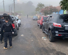 Policiais civis e viaturas na rua