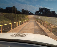 Viatura da polícia civil atravessando uma ponte