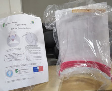 Embalagens com as máscaras, sobre uma mesa