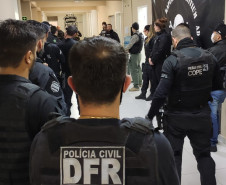 Diversos policiais civis recebendo instruções antes de saída para operação