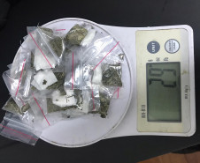 Diversos pacotes de droga sobre uma balança digital