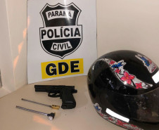 Objetos apreendidos sobre uma mesa.