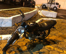 Motocicleta estacionada