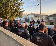Vários policiais civis reunidos em uma calçada