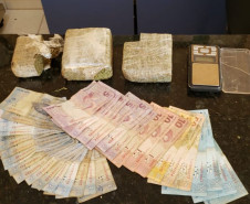 Materiais apreendidos, sobre uma mesa