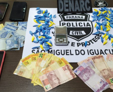 Materiais apreendidos, sobre uma mesa.