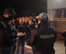 Policial civil recebendo instruções antes de saída para operação