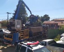 Veículo sendo levantado por guindaste
