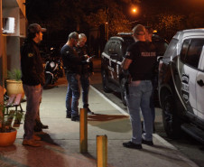 Vários policiais civis em momento de saída para cumprimento de busca.
